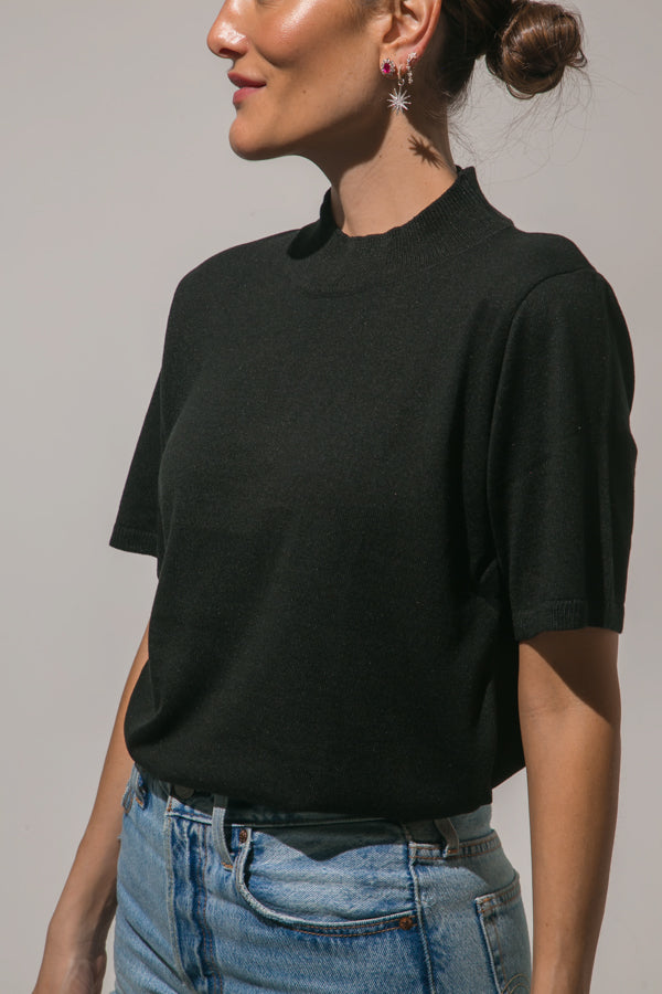 
                  
                    CLASSIC KNITTED TOP NEGRA
                  
                
